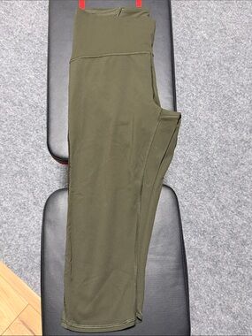 Women’s lulu lemon Olive Green Performance leggings size 8